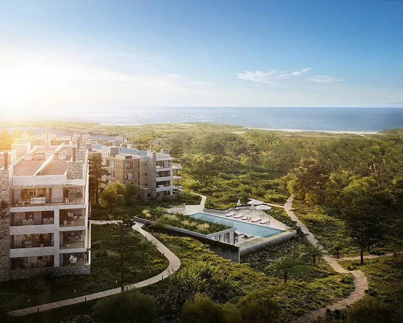 Vista aérea del emprendimiento +Colonia con una gran piscina, bosques y el río