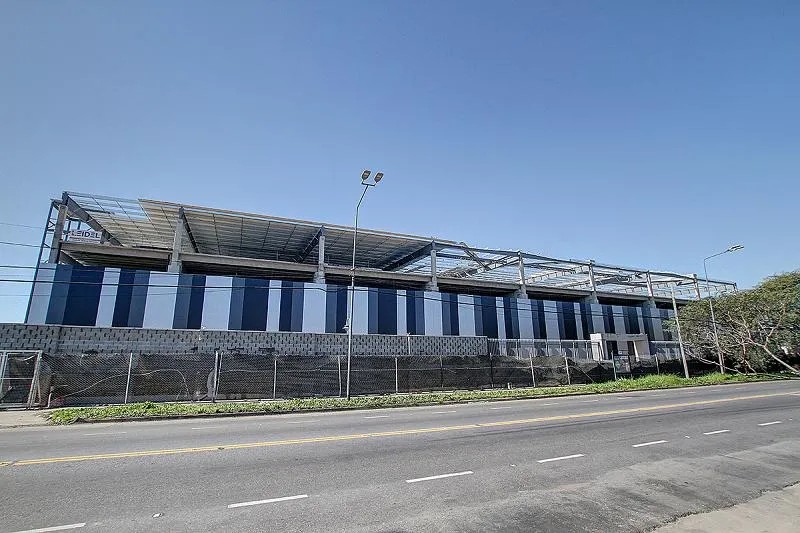 Gran depósito visto desde la calle